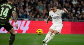 巴黎圣日耳曼欧冠伤病挑战巴塞罗那，能否逆境翻盘？